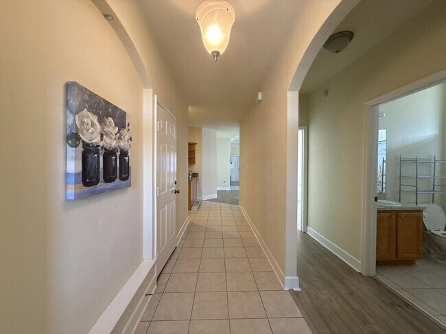 Foto del edificio - Beautiful 3 bedroom town home with wood fl...