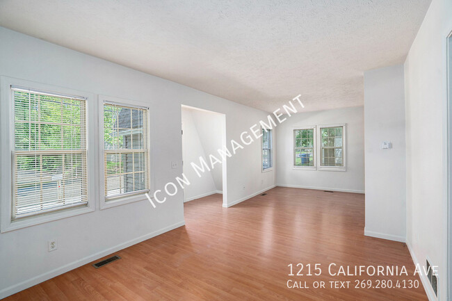 Building Photo - Don't Miss Out on this charming off campus...