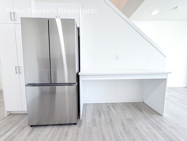 Photo du bâtiment - Modern 3 Beds, 2.5 Baths TownHouse | 2 Pet...