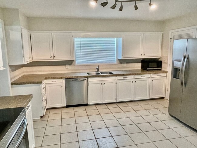 Building Photo - 2835 S Fletcher Ave