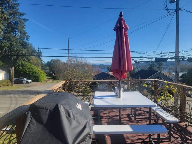 Building Photo - Charming 2 bedroom in Manette with water v...