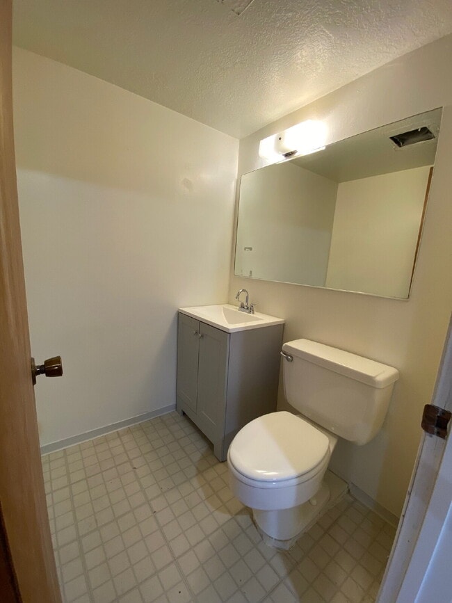 Building Photo - 2B 1BA | Approx 650 sqft, lower level rollup from off-street parking