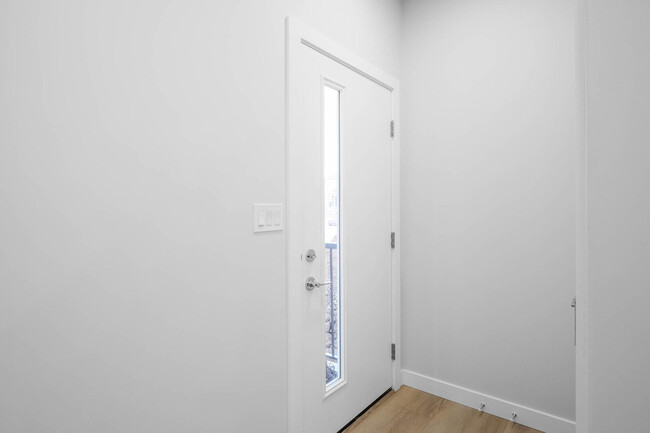 Building Photo - Beautiful Brand New 3 Bedroom/2.5 Bath Upp...