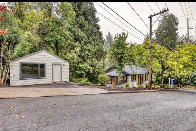 Building Photo - 3546 SW Hillside Dr