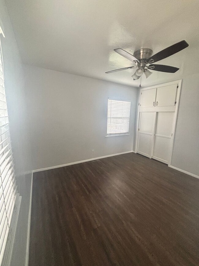 Building Photo - Spacious 3BR 1BA on 5th & I St! Large hous...