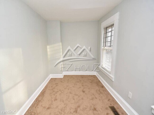 Building Photo - 2417 Barclay St