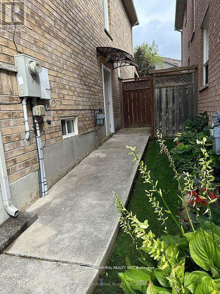 Building Photo - 185 Red Maple Rd