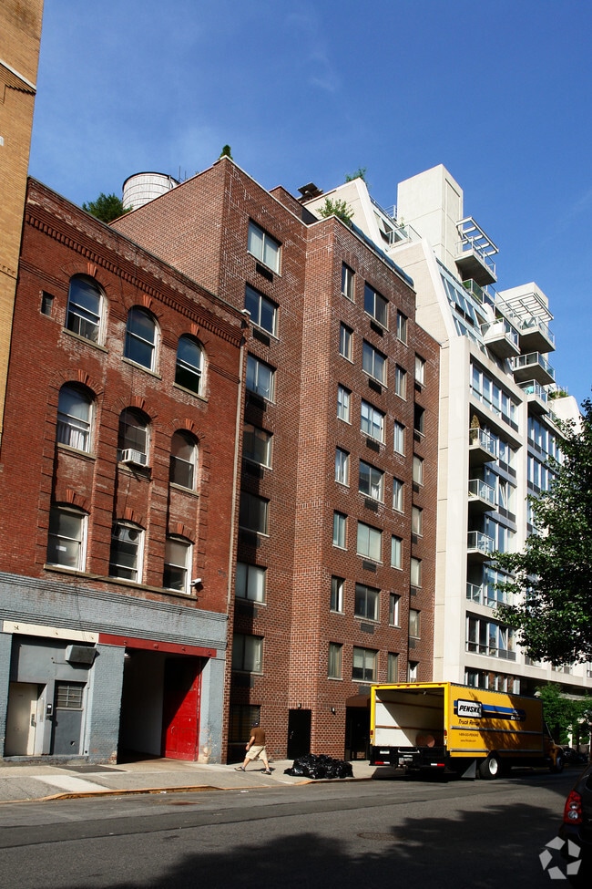 Building Photo - 434 W 19th St