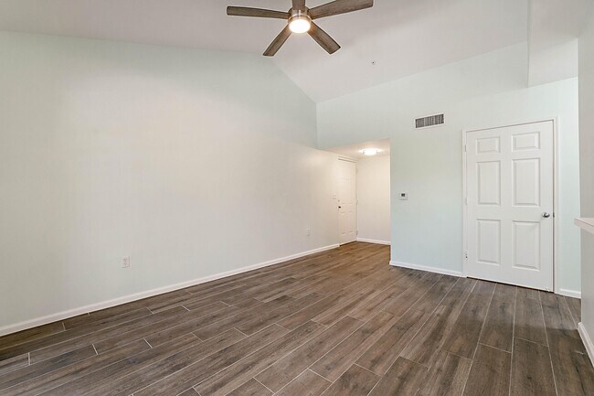 Foto del edificio - 236 Village Blvd