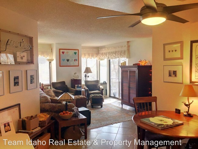 Building Photo - 2 br, 1 bath Apartment - 122 N Washington 2A