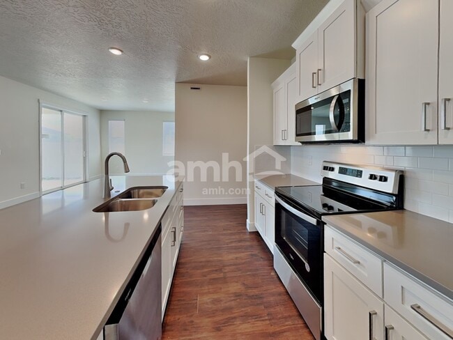 Building Photo - 3084 N Vigo Ave