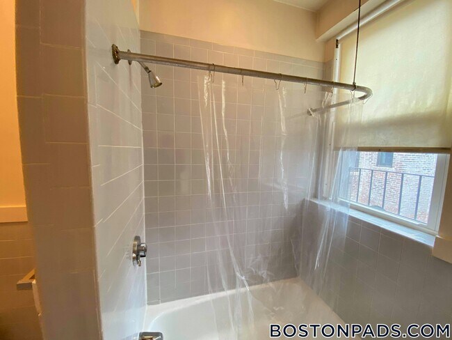 Foto del edificio - 46 Westland Ave