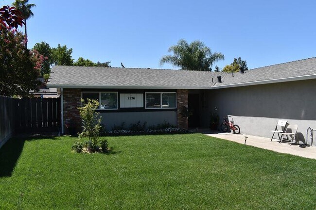 Building Photo - 2216 Jeanine Dr