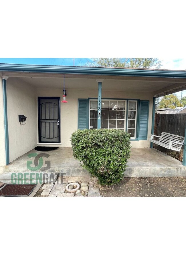 Foto del edificio - 3 BEDROOM 1 BATH HOME IN MODESTO!!