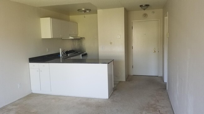 Building Photo - 7 Commodore Dr