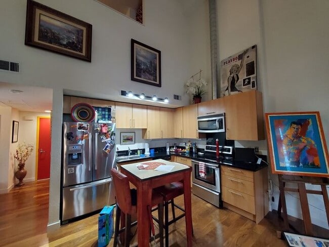 Building Photo - Chic loft in downtown in historic Plant 51