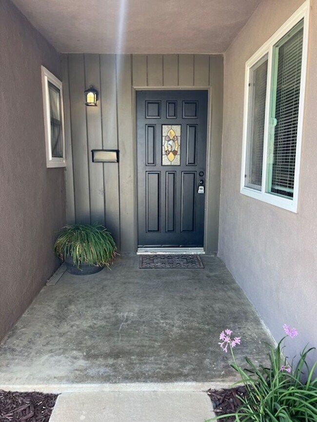 Building Photo - Updated California Living!