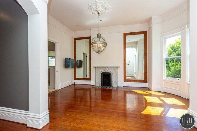 Building Photo - ELEGANTLY REMODELED PACIFIC HEIGHTS GEM WI...