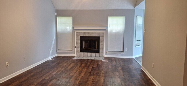 Building Photo - Lovely 3 bedroom 2 bah home - Open to Sect...