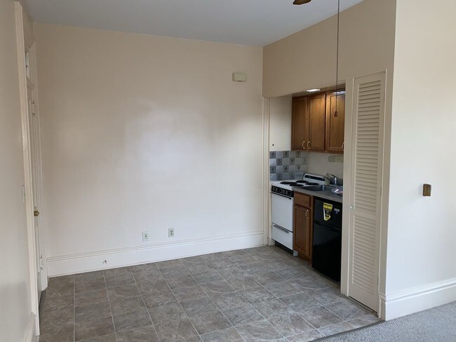 Building Photo - Cozy Studio Apartment in Belvidere