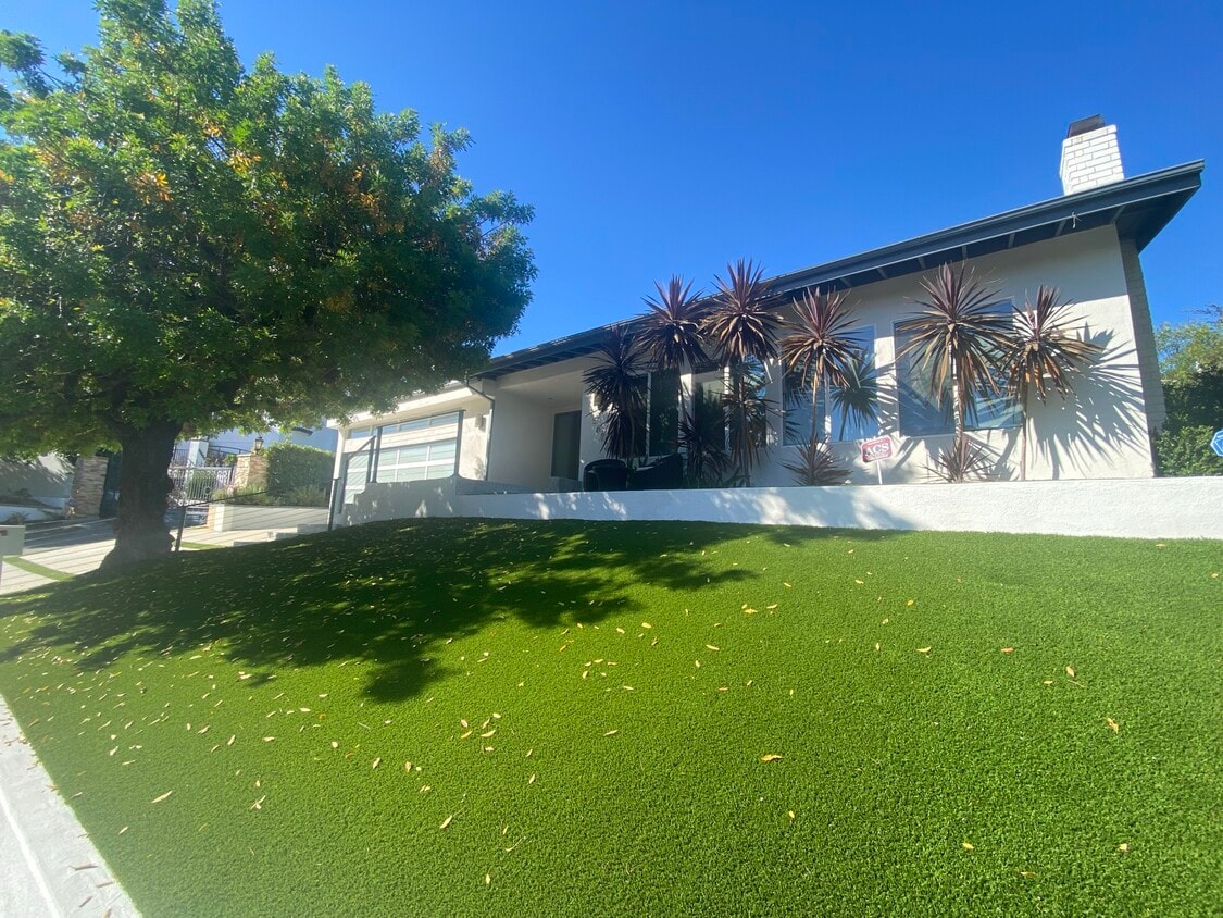 Photo - 15672 Castlewoods Dr (Sherman Oaks, CA)