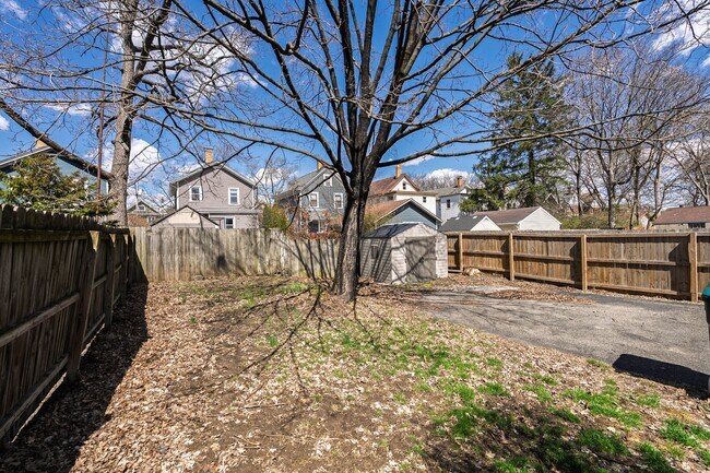 Building Photo - 2892 Markbreit Ave