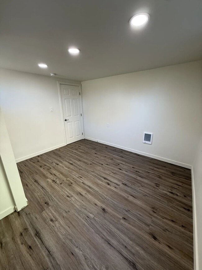 Foto del edificio - Newly Renovated Basement Unit with Private Fully Fenced Back Yard and Exclusive Parking Area