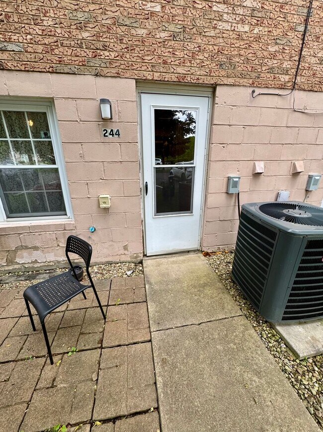 Foto del edificio - Charming 2 Bed 1 Bath in Cranberry!