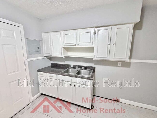 Building Photo - 4050 Pikes Peak Ave