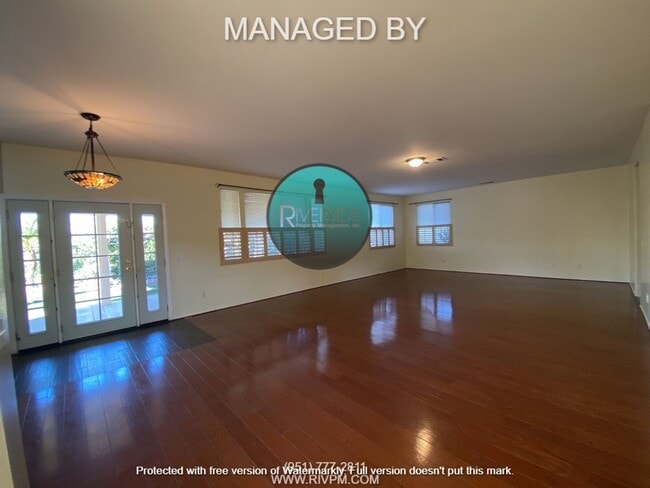 Building Photo - Spacious 4 Bed 2 Bath Pool Home Located Next Door to Ben Franklin Elementary School!