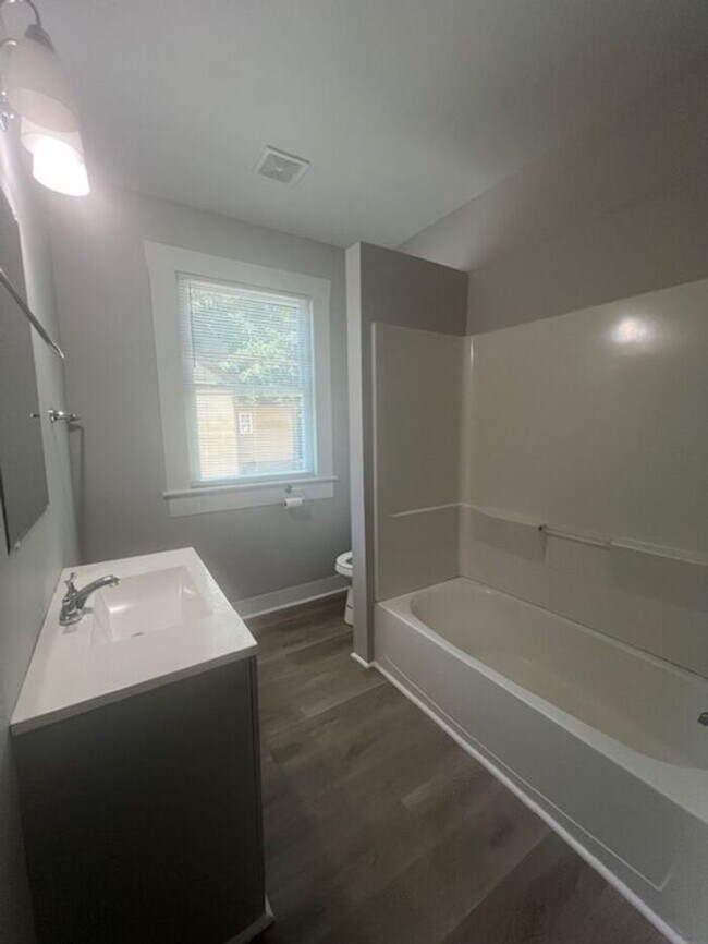 Foto del edificio - Newly Bedroom 4 Bedroom Home with Large Yard