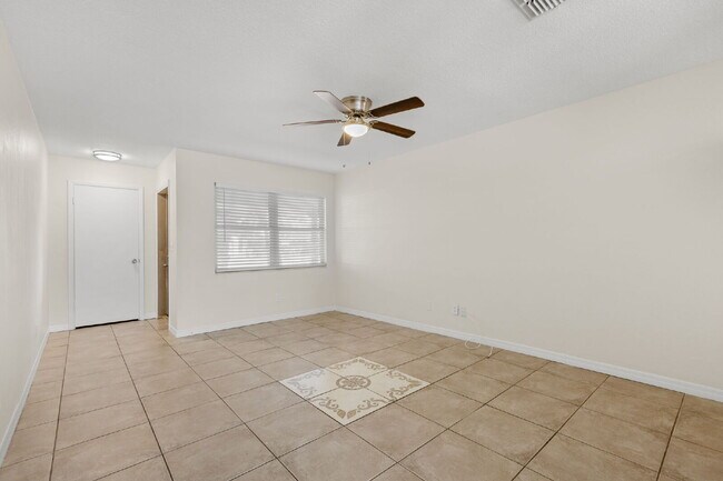 Foto del edificio - "Charming 3-Bed, 2-Bath Gem in St. Petersb...