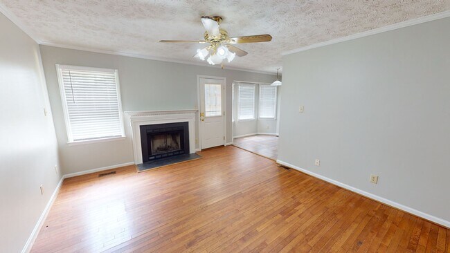 Building Photo - Charming Single-Level 3 Bedroom Home Close...