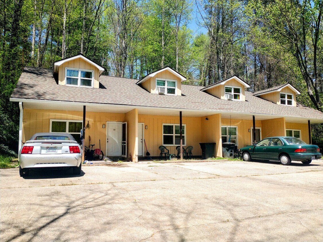 Foto principal - 2 Bedroom 2 Bath Townhouse 1 mile from WCU...