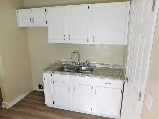 Building Photo - Fully Remodeled 2 bedroom 1 Bath in Quiet ...