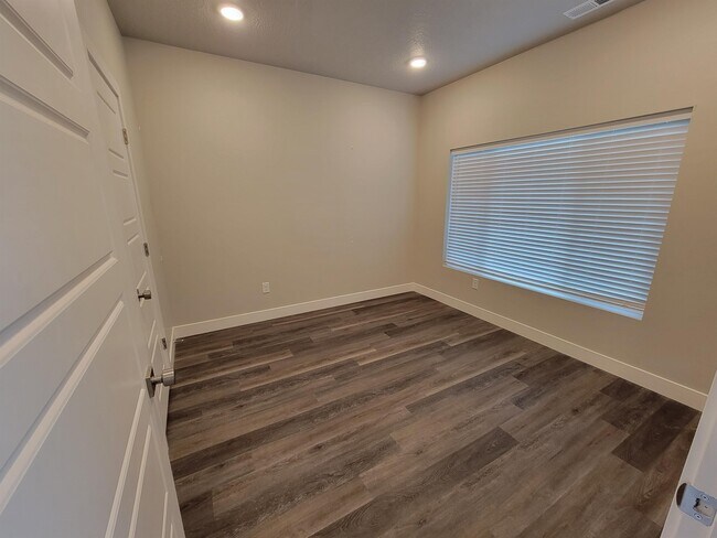 Building Photo - 696 E 0730 N