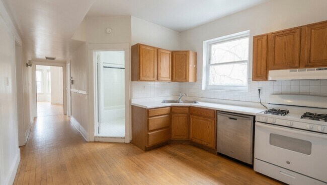 Foto del edificio - 1216 W Addison St