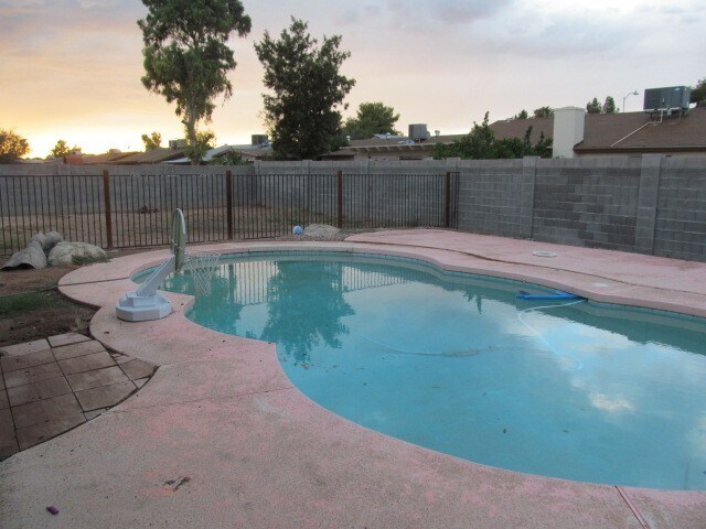 Foto del edificio - $1995 / 3br - 1600ft2 - OPEN-Saturday 6-14...