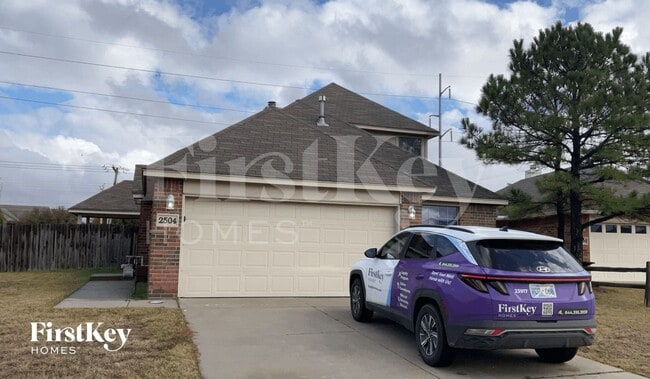 Building Photo - 2504 Tyler Ln