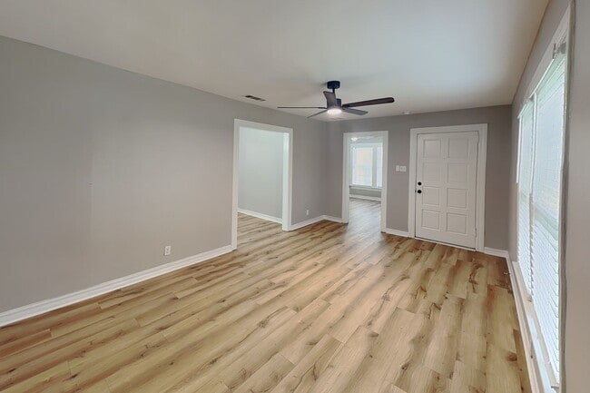 Foto del edificio - Completely Remodeled Charm with a Huge Backyard & Bonus Room!