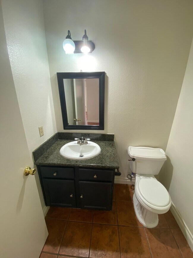 Foto del edificio - Wonderful 4 bed/2.5 bath home located on t...