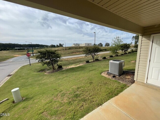 Foto del edificio - 2021 Wiggins Village Dr