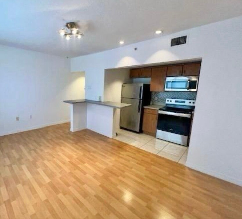 Foto principal - 7326 Collins Ave