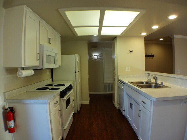 Building Photo - 960 W East Ave