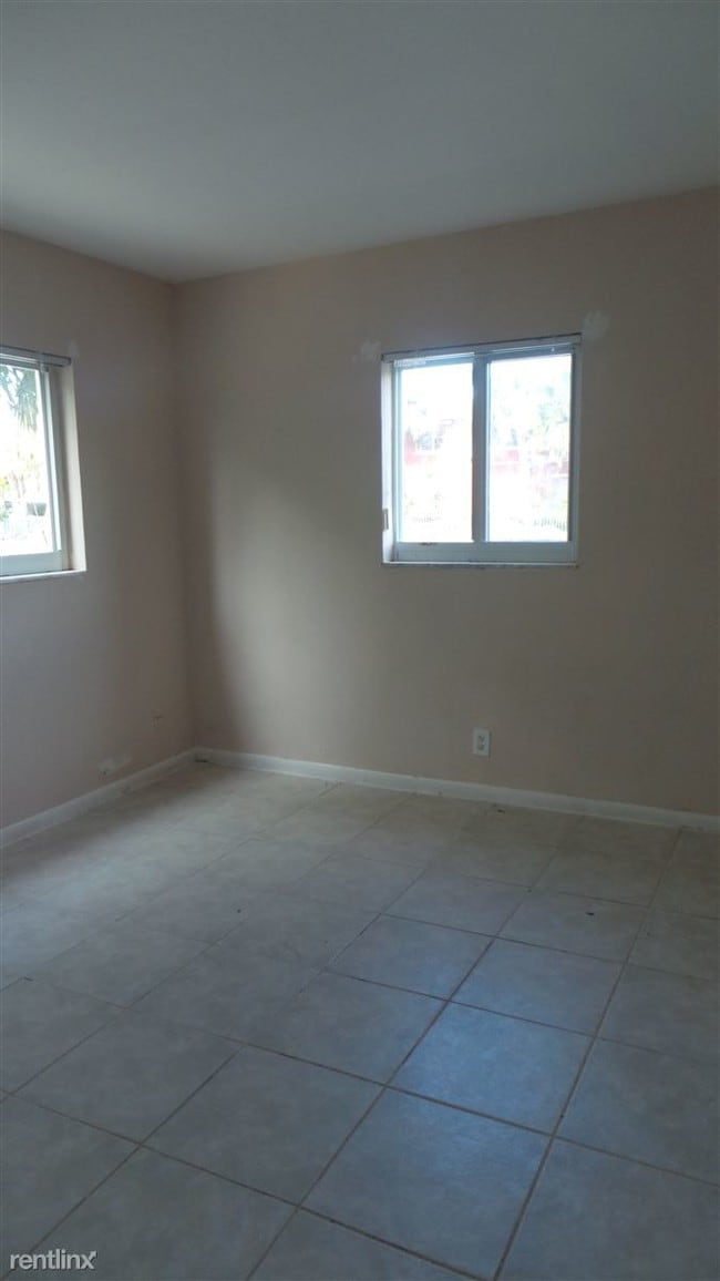 Building Photo - 4075 NE 1st Ave