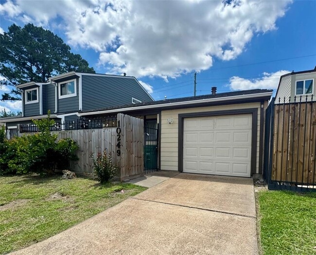 Building Photo - 10249 Colony Ct