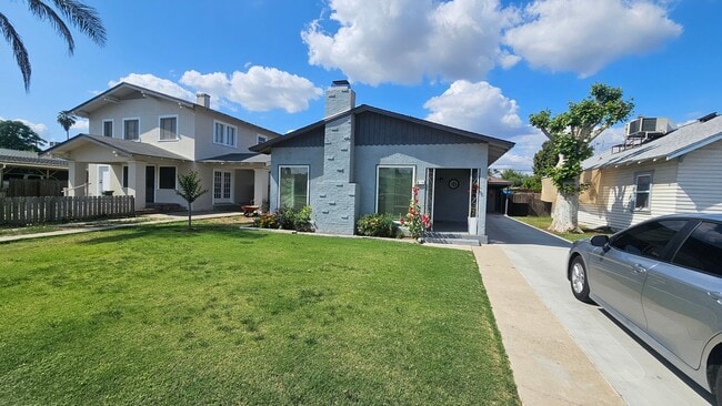 Building Photo - Charming house in Dinuba