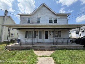 Building Photo - 829 Albert St