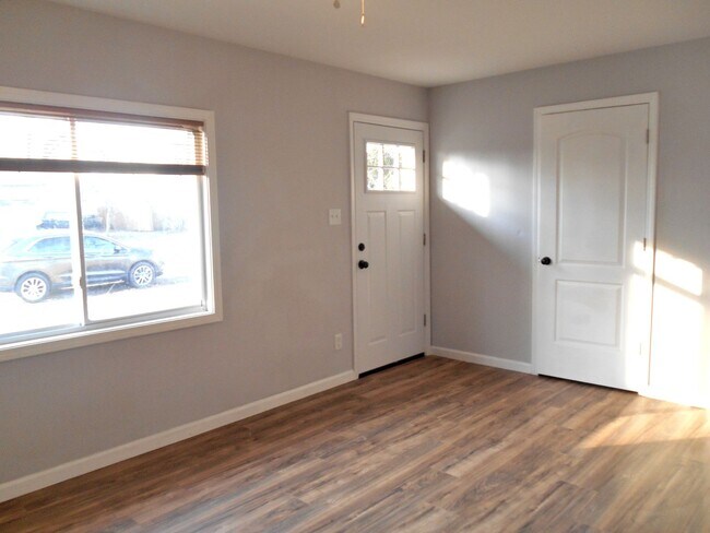 Building Photo - Renovated throughout and Move in ready!   ...
