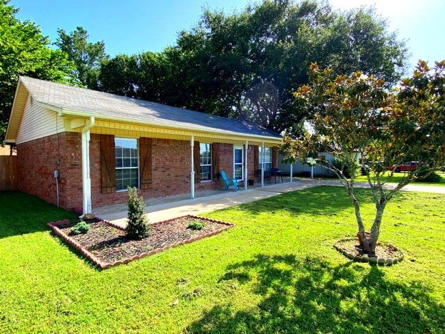 Building Photo - 14 Sharon Cir